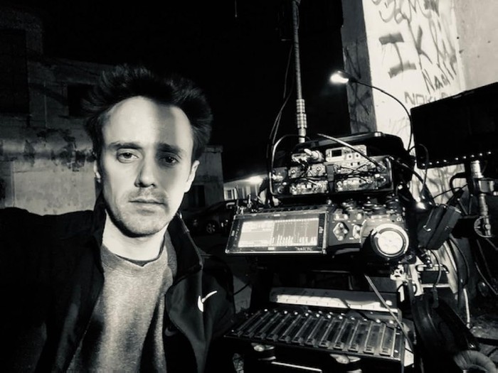 Thomas Van Pottelberge sur un plateau, avec son matériel de prise de son