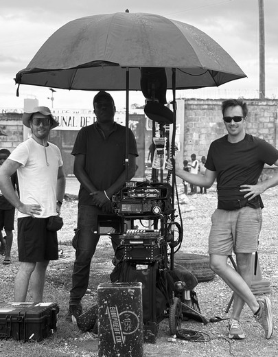 Tournage, équipe technique sous un parapluie de protection