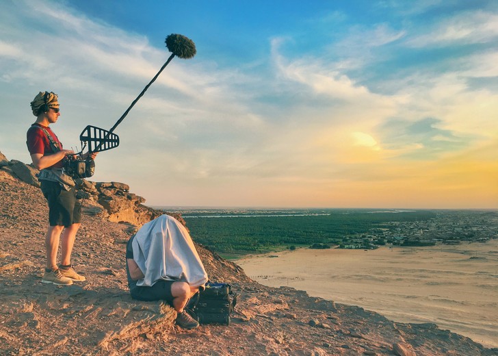 Preneur de son avec une perche, sur un point de vue désertique au Soudan